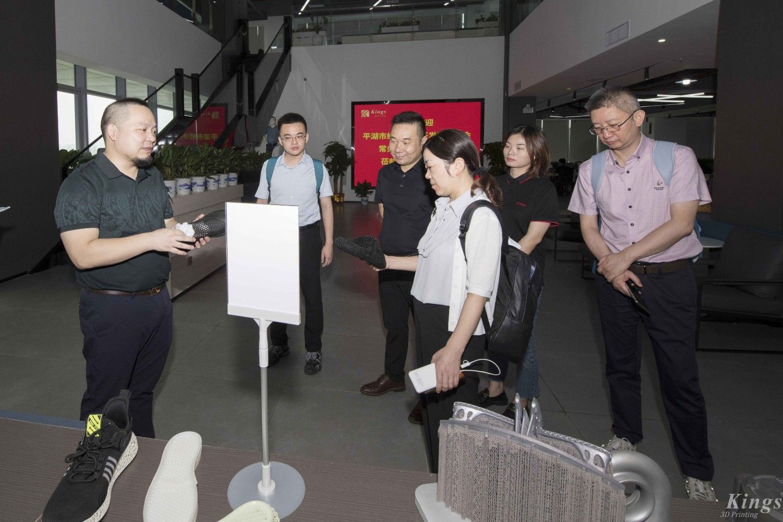 平湖市經濟技術開發(fā)區(qū)管委會常務主任沈葉娟一行領導蒞臨金石三維指導工作
